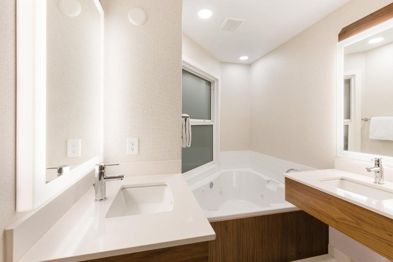 Holiday Inn Express Grande Prairie By Ihg Exterior photo